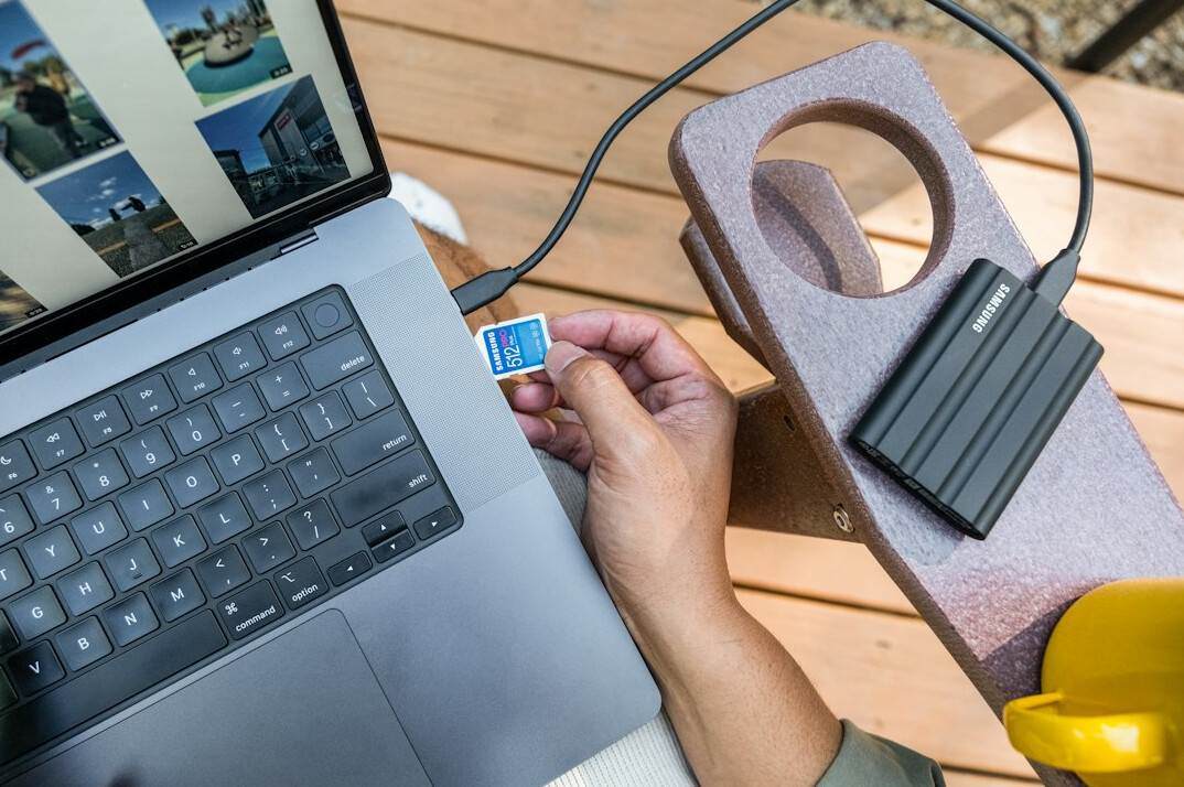 Dłonie na klawiaturze laptopa obok notatnika z miesięcznym planem budżetu